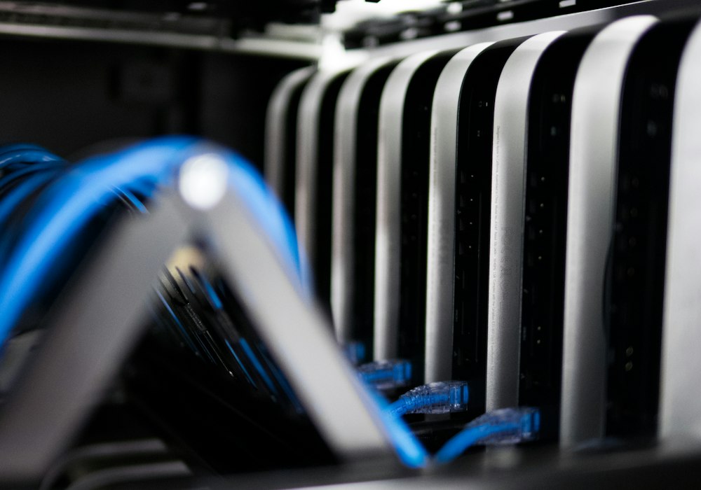 Hyperscale data centre network cabling in a server rack